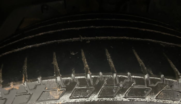 2016 Mahindra XUV500 W8, Diesel, Manual, 1,23,899 km, Left Front Tyre Tread