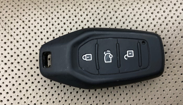 2016 Mahindra XUV500 W8, Diesel, Manual, 1,23,899 km, Key Close Up