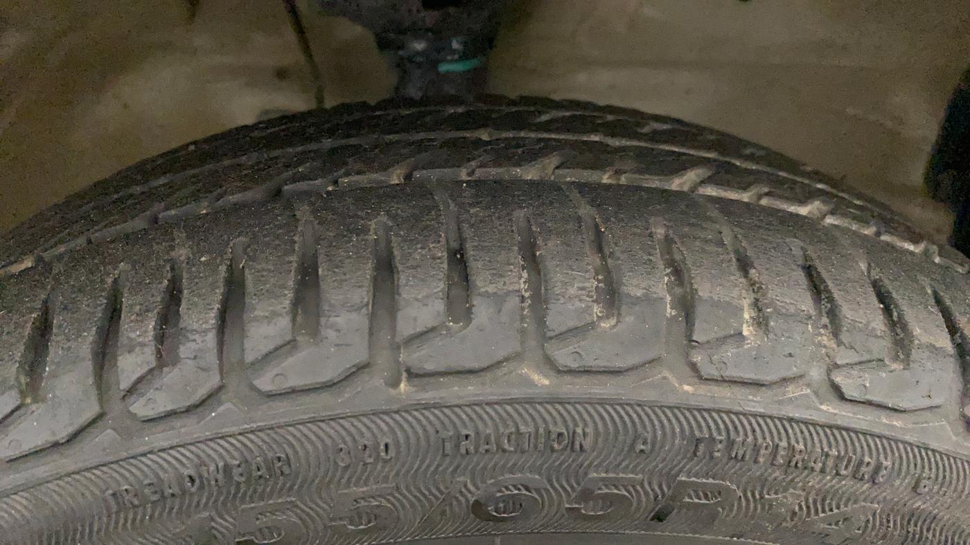 2015 Maruti Wagon R 1.0 VXI, Petrol, Manual, 1,11,487 km, Right Front Tyre Tread