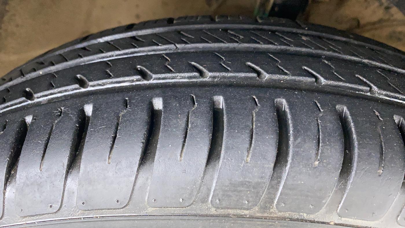 2020 Maruti Dzire VXI, Petrol, Manual, 16,178 km, Right Front Tyre Tread