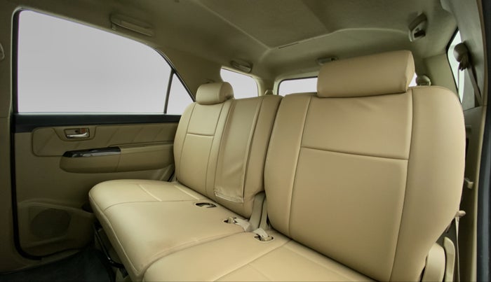 2016 Toyota Fortuner 3.0 AT 4X2, Diesel, Automatic, 1,97,528 km, Right Side Rear Door Cabin