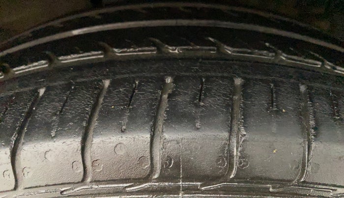 2016 Maruti Ertiga VXI, Petrol, Manual, 45,521 km, Right Front Tyre Tread