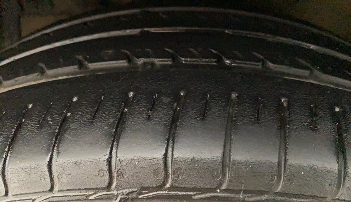 2016 Maruti Ertiga VXI, Petrol, Manual, 45,521 km, Left Front Tyre Tread