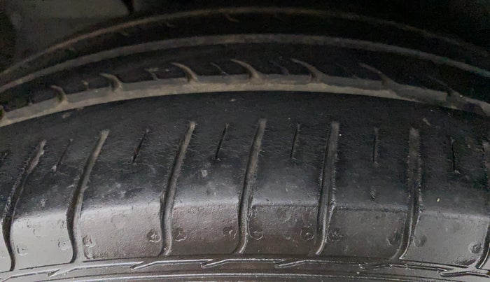 2016 Maruti Ertiga VXI, Petrol, Manual, 45,521 km, Right Rear Tyre Tread
