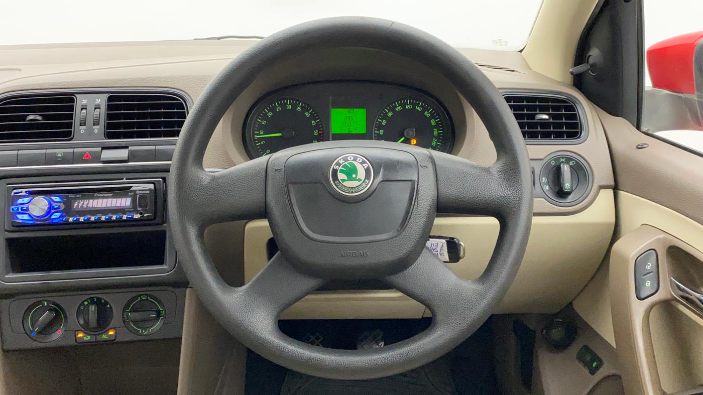 2012 Skoda Rapid AMBITION 1.6 TDI CR MT, Diesel, Manual, 1,05,577 km, Steering Wheel Close Up