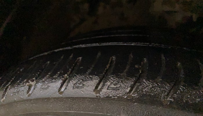 2019 Mahindra XUV300 W8 (O) 1.2 PETROL, Petrol, Manual, 82,450 km, Right Front Tyre Tread