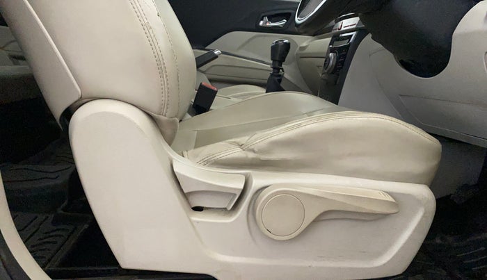 2019 Mahindra XUV300 W8 (O) 1.2 PETROL, Petrol, Manual, 82,450 km, Driver Side Adjustment Panel