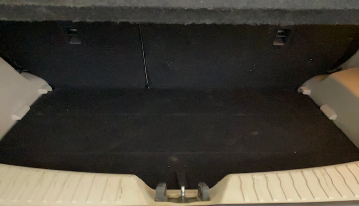 2019 Mahindra XUV300 W8 (O) 1.2 PETROL, Petrol, Manual, 82,450 km, Boot Inside