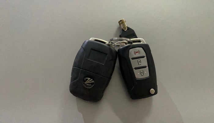 2019 Mahindra XUV300 W8 (O) 1.2 PETROL, Petrol, Manual, 82,450 km, Key Close Up