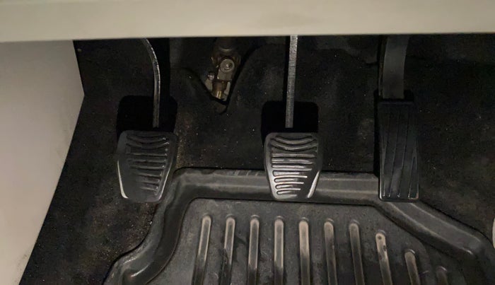 2019 Mahindra XUV300 W8 (O) 1.2 PETROL, Petrol, Manual, 82,450 km, Pedals