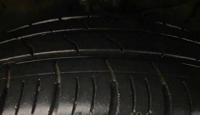 2017 Maruti Ertiga VXI AT, Petrol, Automatic, 68,718 km, Right Front Tyre Tread