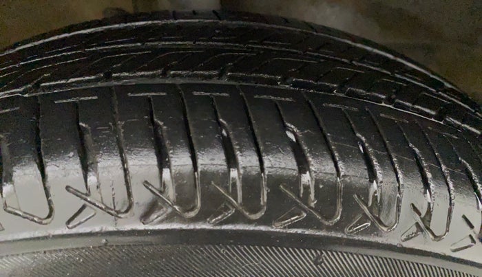 2017 Maruti Wagon R 1.0 VXI, Petrol, Manual, 37,340 km, Right Front Tyre Tread