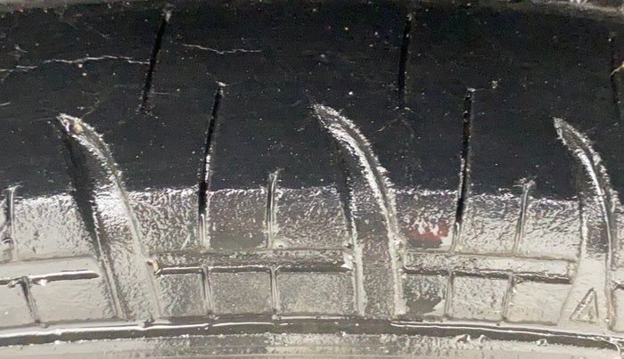 2015 Maruti Swift LXI (O), Petrol, Manual, 87,471 km, Right Rear Tyre Tread