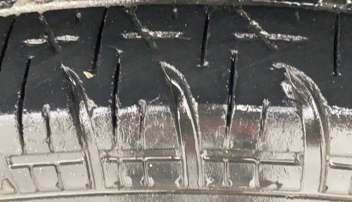 2015 Maruti Swift LXI (O), Petrol, Manual, 87,471 km, Left Front Tyre Tread