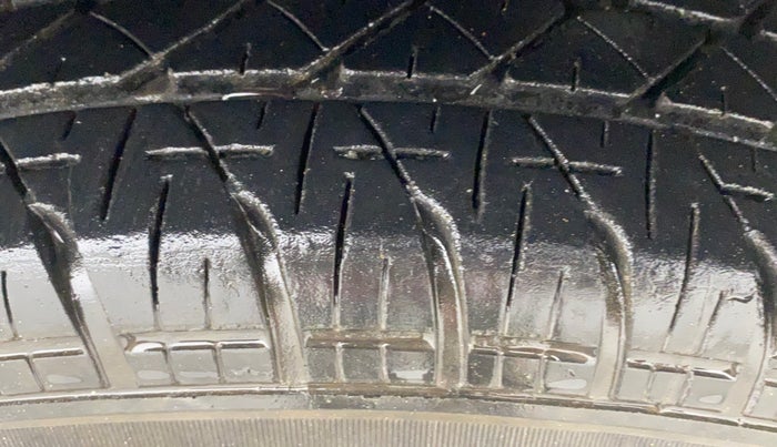 2015 Maruti Swift LXI (O), Petrol, Manual, 87,471 km, Right Front Tyre Tread