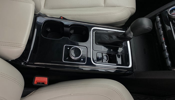 2024 Mahindra XUV700 AX 7 LUXURY D AT 7 STR, Diesel, Automatic, 28,342 km, Gear Lever