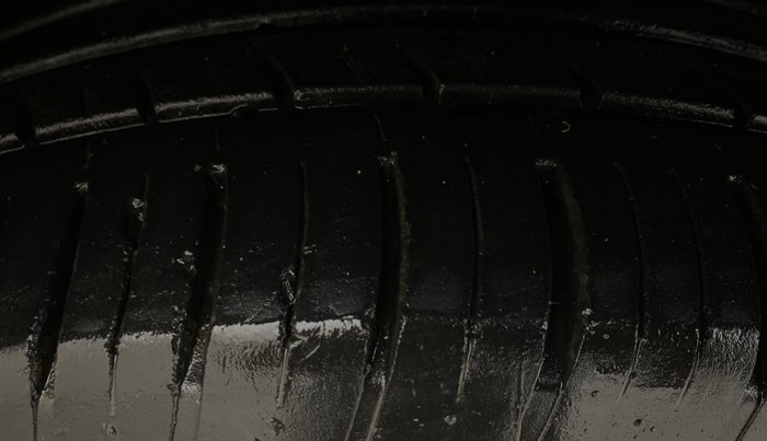 2024 Mahindra XUV700 AX 7 LUXURY D AT 7 STR, Diesel, Automatic, 28,342 km, Left Front Tyre Tread