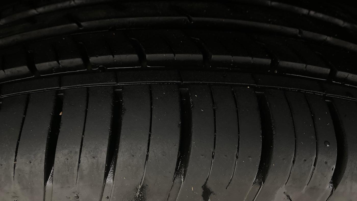 2024 Mahindra XUV700 AX 7 LUXURY D AT 7 STR, Diesel, Automatic, 28,342 km, Right Rear Tyre Tread
