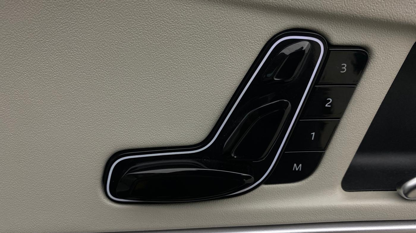 2024 Mahindra XUV700 AX 7 LUXURY D AT 7 STR, Diesel, Automatic, 28,342 km, Driver Side Adjustment Panel