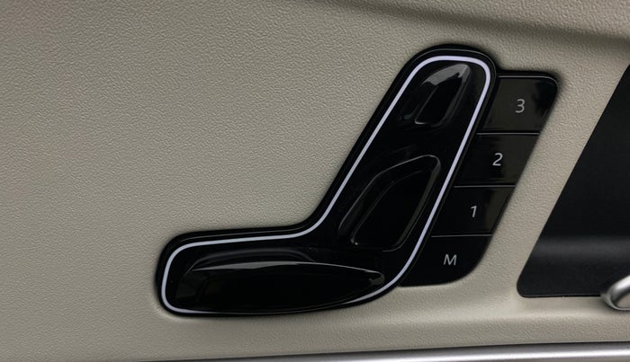 2024 Mahindra XUV700 AX 7 LUXURY D AT 7 STR, Diesel, Automatic, 28,342 km, Driver Side Adjustment Panel