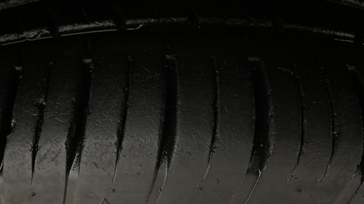 2024 Mahindra XUV700 AX 7 LUXURY D AT 7 STR, Diesel, Automatic, 28,342 km, Right Front Tyre Tread