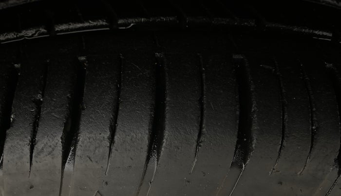 2024 Mahindra XUV700 AX 7 LUXURY D AT 7 STR, Diesel, Automatic, 28,342 km, Right Front Tyre Tread