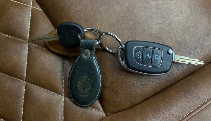 2021 Hyundai VENUE S 1.2, Petrol, Manual, 36,846 km, Key Close Up