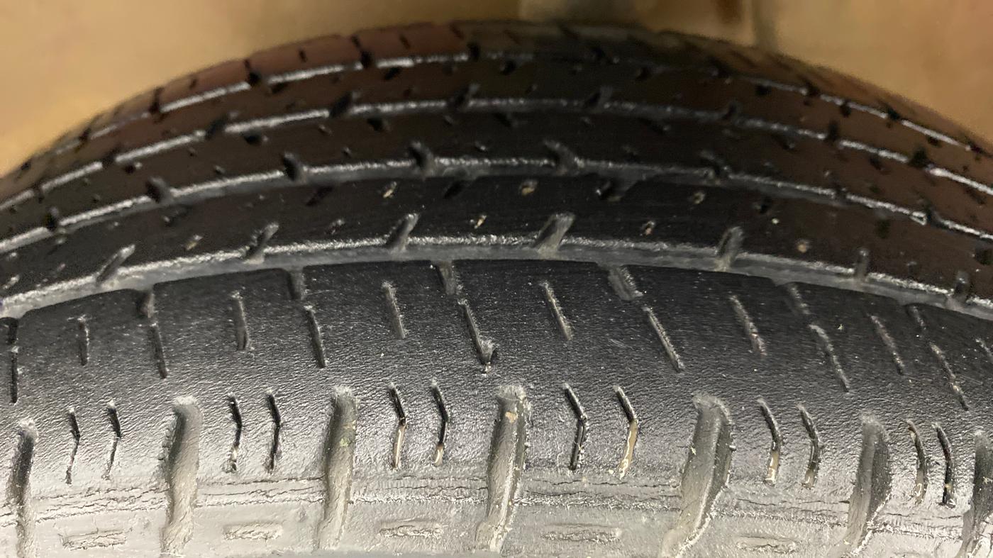 2014 Maruti Alto K10 VXI P, Petrol, Manual, 24,041 km, Left Front Tyre Tread