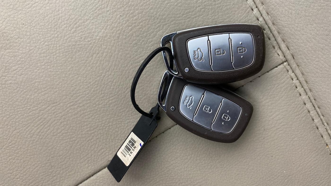 2015 Hyundai Verna FLUIDIC 4S 1.6 VTVT S(O), Petrol, Manual, 33,049 km, Key Close Up