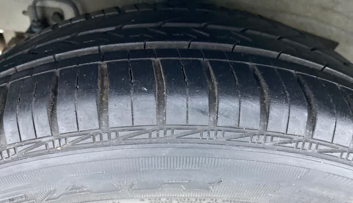 2013 Hyundai Grand i10 MAGNA 1.2 VTVT, Petrol, Manual, 30,434 km, Right Rear Tyre Tread