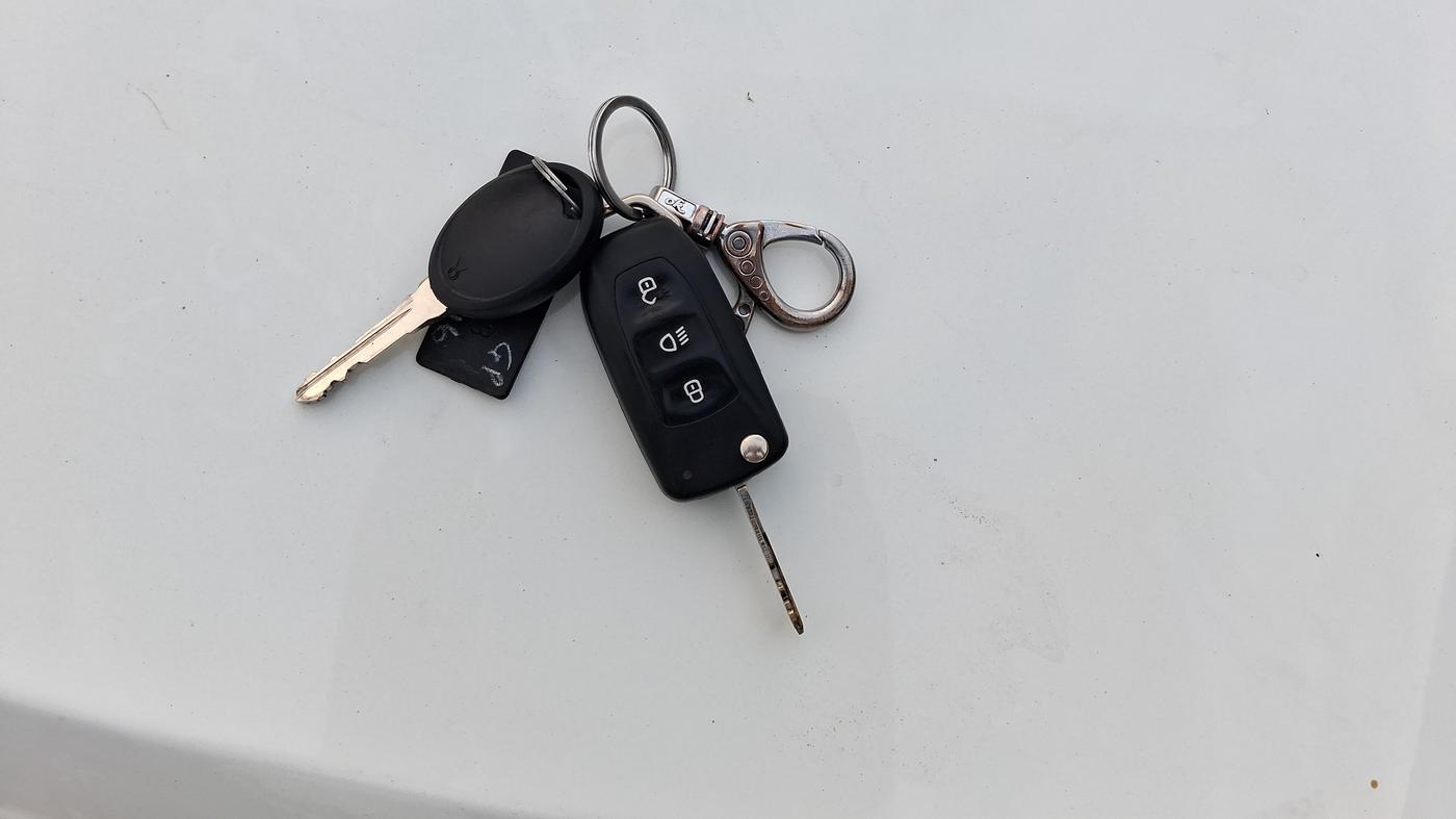2016 Tata Zest XM PETROL, CNG, Manual, 97,394 km, Key Close Up