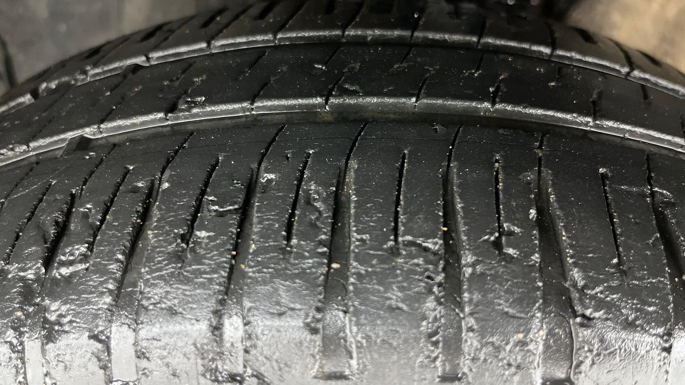 2014 Volkswagen Polo COMFORTLINE 1.5L, Diesel, Manual, 86,266 km, Left Front Tyre Tread
