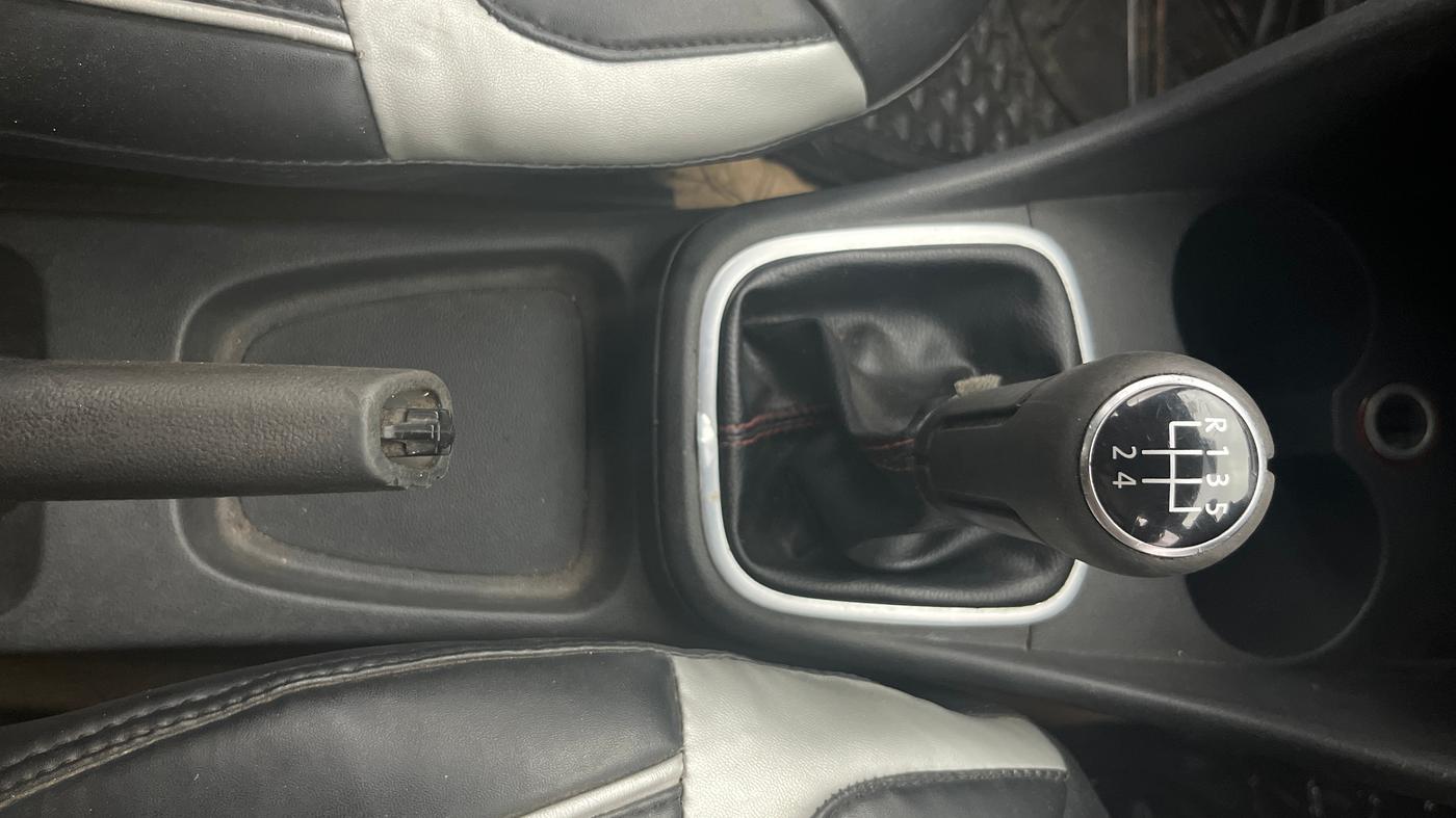 2014 Volkswagen Polo COMFORTLINE 1.5L, Diesel, Manual, 86,266 km, Gear Lever