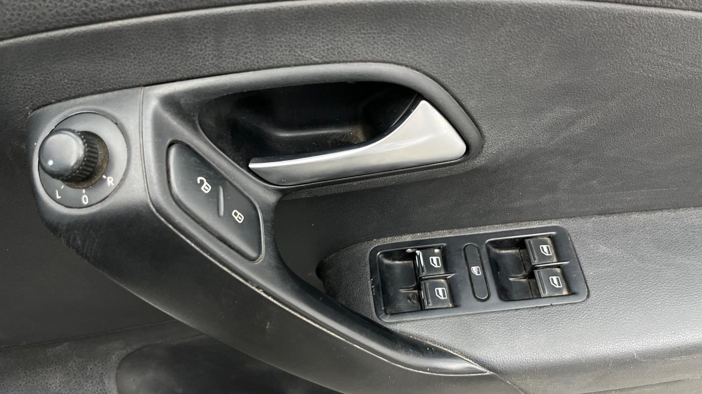 2014 Volkswagen Polo COMFORTLINE 1.5L, Diesel, Manual, 86,266 km, Driver Side Door Panels Control