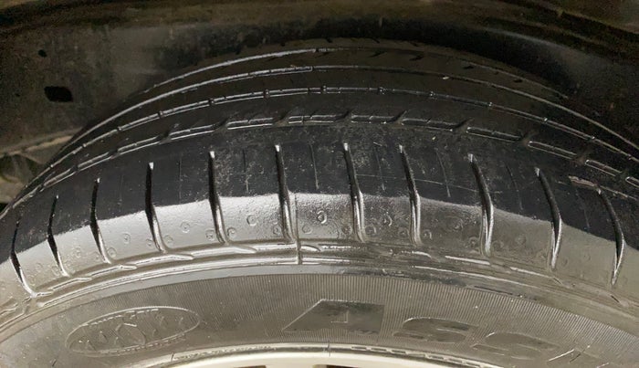 2016 Toyota Innova Crysta 2.7 GX 8 STR, Petrol, Manual, 63,854 km, Left Rear Tyre Tread