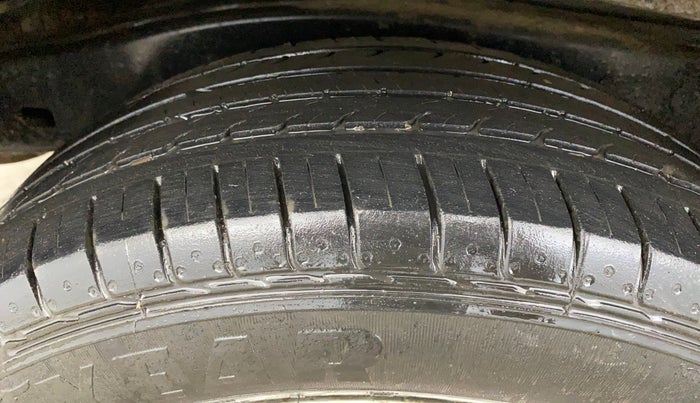 2016 Toyota Innova Crysta 2.7 GX 8 STR, Petrol, Manual, 63,854 km, Right Rear Tyre Tread