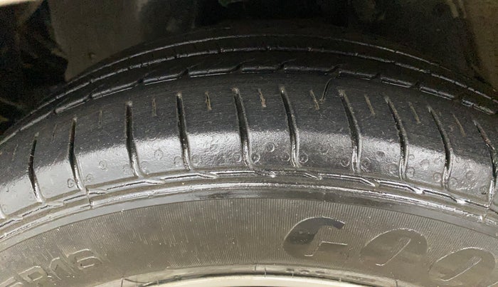 2016 Toyota Innova Crysta 2.7 GX 8 STR, Petrol, Manual, 63,854 km, Left Front Tyre Tread