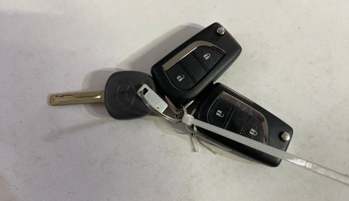 2016 Toyota Innova Crysta 2.7 GX 8 STR, Petrol, Manual, 63,854 km, Key Close Up