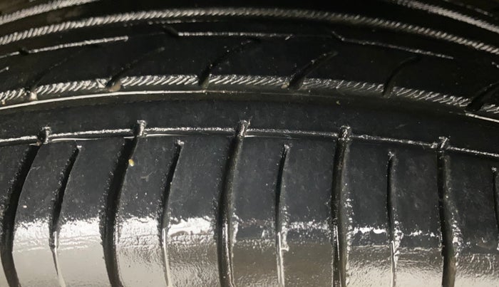 2016 Honda City 1.5L I-VTEC VX, Petrol, Manual, 1,18,333 km, Right Front Tyre Tread