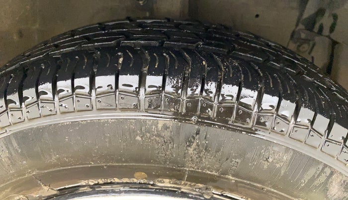 2014 Maruti Swift Dzire VXI, Petrol, Manual, 1,07,296 km, Right Front Tyre Tread