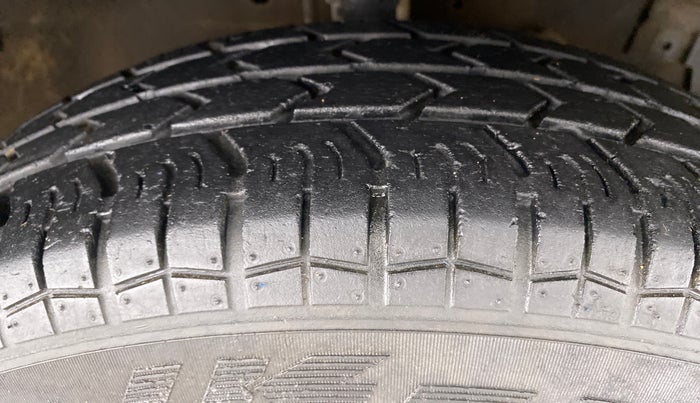2017 Maruti Swift VXI D, Petrol, Manual, 54,792 km, Right Front Tyre Tread