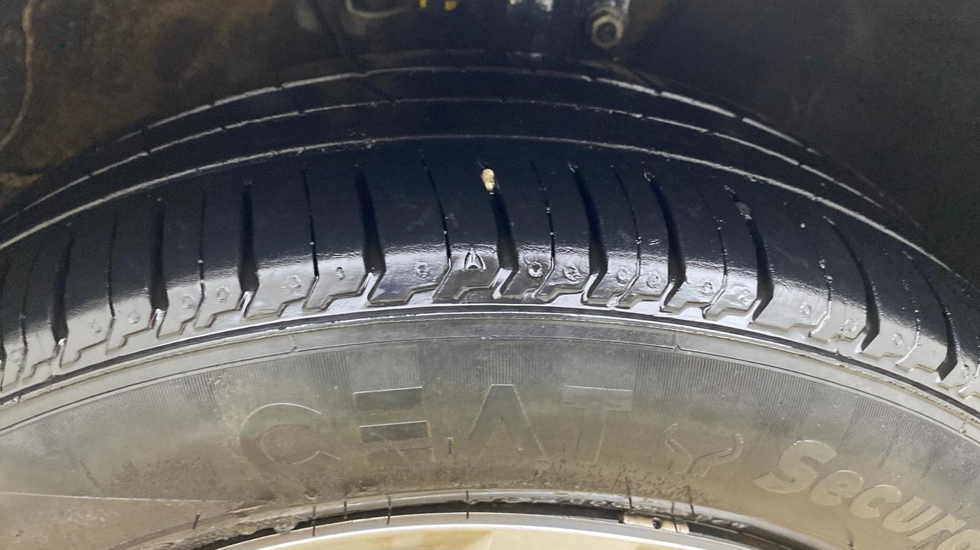 2018 Volkswagen Polo COMFORTLINE 1.2L, Petrol, Manual, 83,649 km, Right Front Tyre Tread