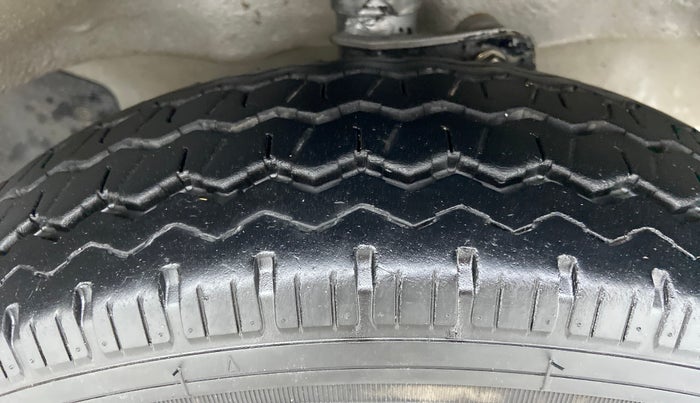 2016 Maruti Eeco 5 STR CNG WITH AC PLUSHTR, CNG, Manual, 60,713 km, Right Front Tyre Tread