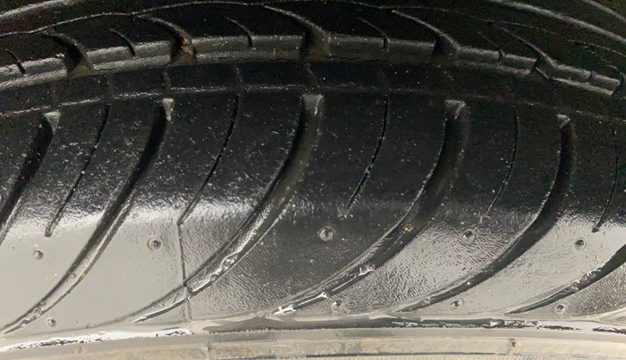 2016 Mahindra Kuv100 K6 PLUS D 6 STR, Diesel, Manual, 85,537 km, Right Front Tyre Tread