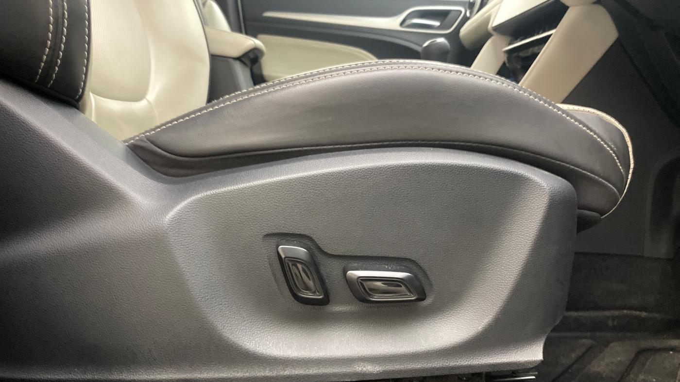 2022 MG ASTOR SHARP 1.5 MT, Petrol, Manual, 12,082 km, Driver Side Adjustment Panel