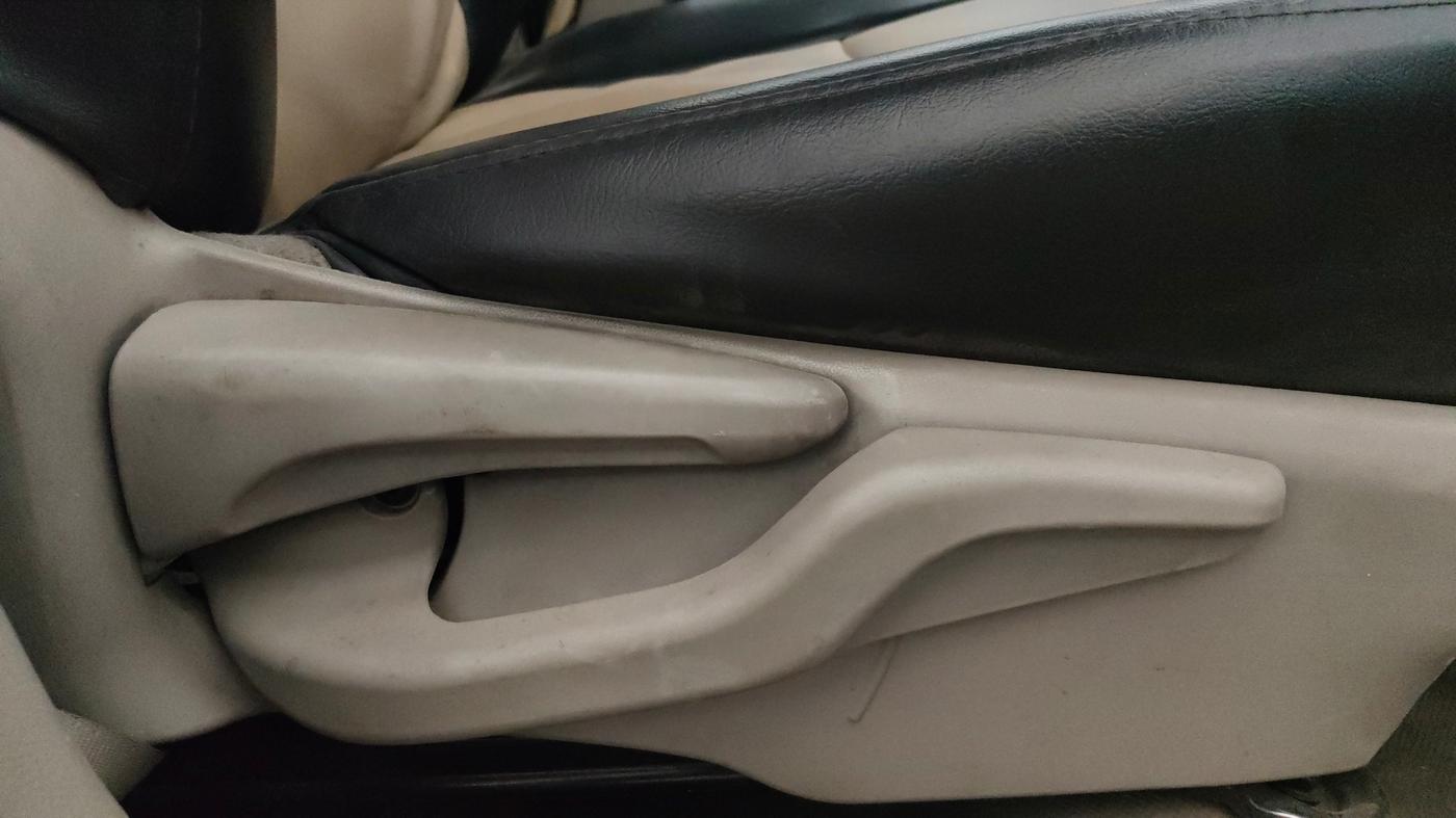 2015 Toyota Etios VX, CNG, Manual, 1,10,885 km, Driver Side Adjustment Panel