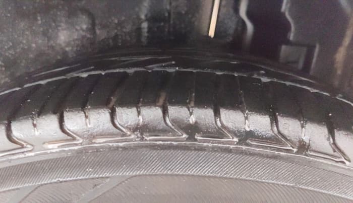 2015 Toyota Etios VX, CNG, Manual, 1,10,885 km, Left Rear Tyre Tread