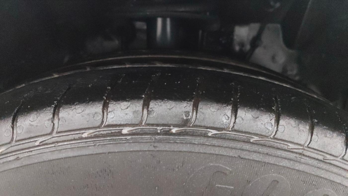 2015 Toyota Etios VX, CNG, Manual, 1,10,885 km, Right Front Tyre Tread