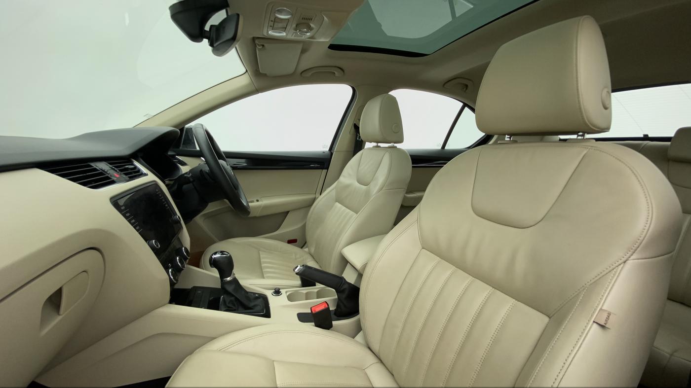 2019 Skoda Octavia 2.0 L&K AT TDI, Diesel, Automatic, 59,021 km, Right Side Front Door Cabin