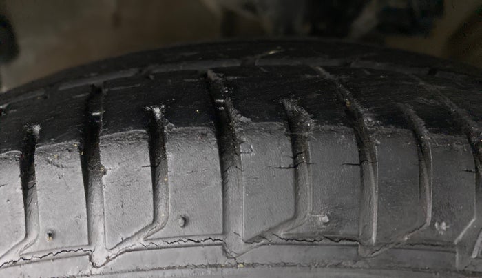 2010 Hyundai i10 MAGNA 1.2 KAPPA2, Petrol, Manual, 13,399 km, Left Front Tyre Tread